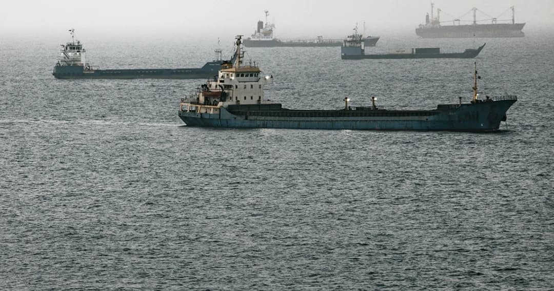 Buques mercantes fondeados en aguas del golfo Pérsico, cerca del estrecho de Ormuz