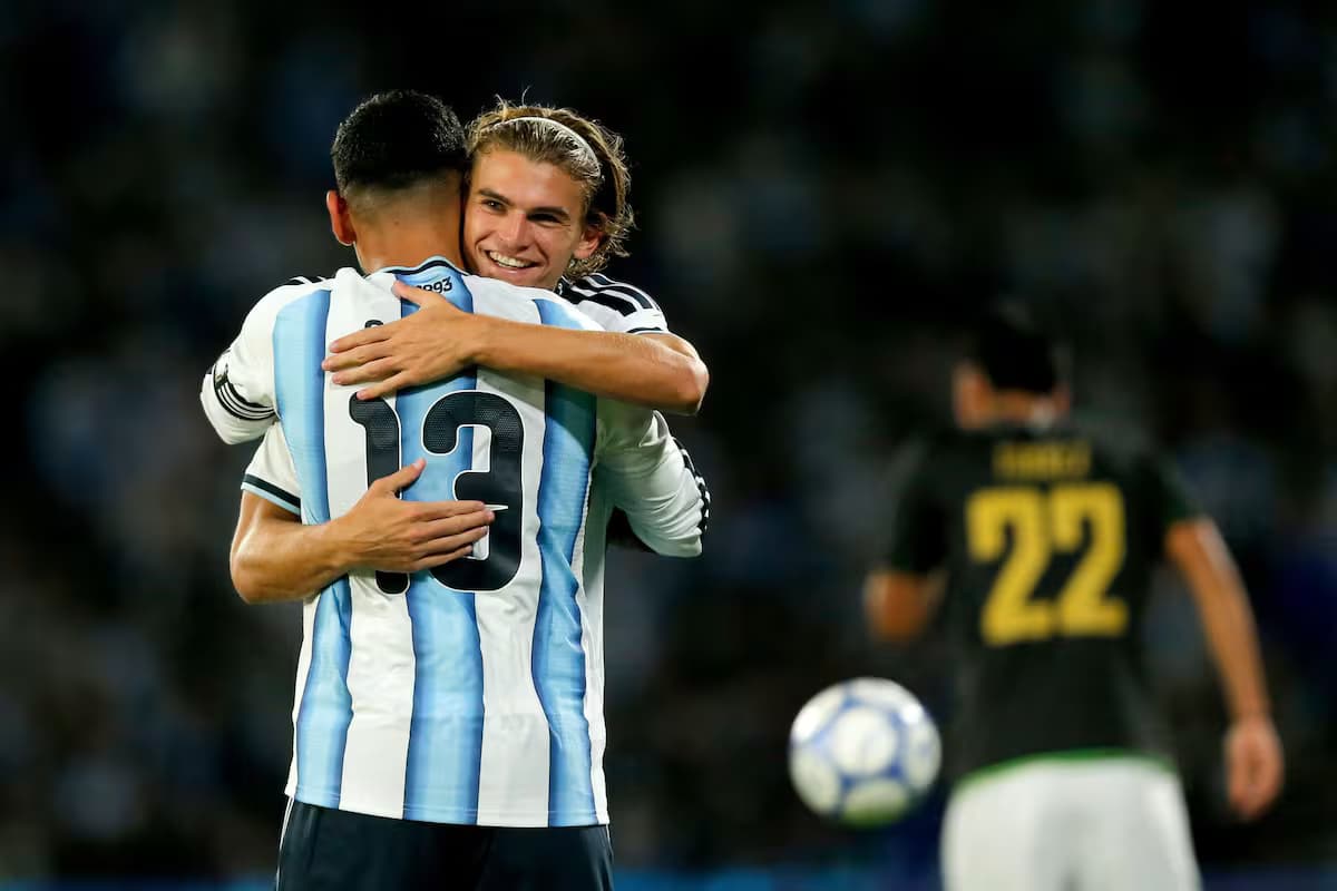 Cristian Romero, con el número 13, se abraza con un compañero durante el partido entre Argentina y Bolivia en Córdoba
