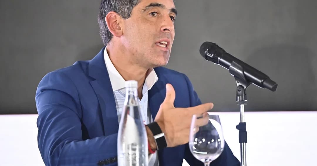 Miguel Bello, directivo de GeoPark, habla durante un panel del congreso en Cartagena