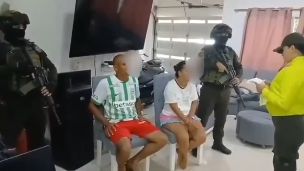 Uniformados custodian a dos capturados durante el operativo contra la minería ilegal en el Bajo Cauca