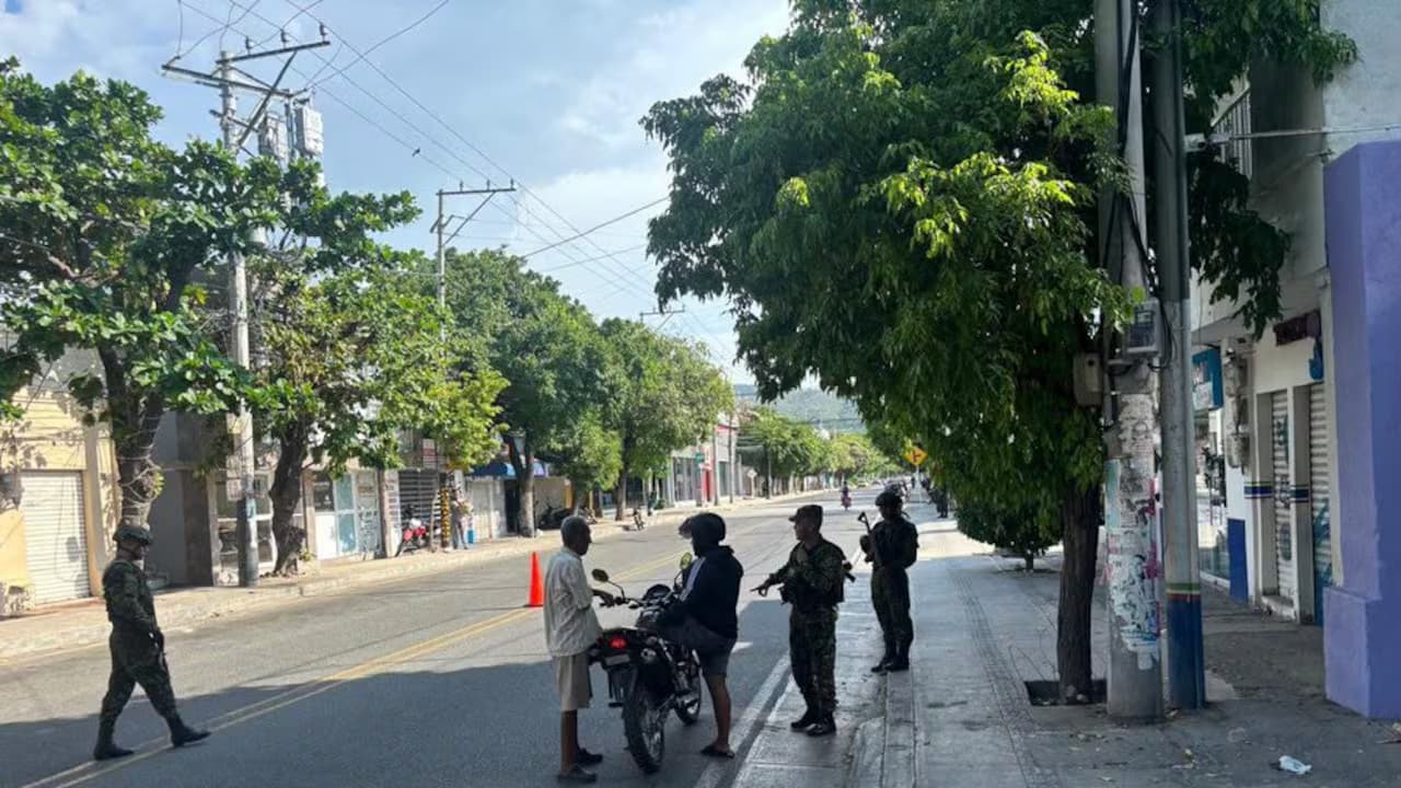 Soldados y policías controlan a motociclistas en una calle de Santa Marta