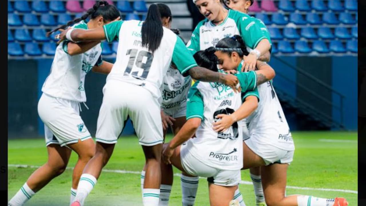Jugadoras del Deportivo Cali se abrazan para celebrar un gol ante Universidad de Chile en Quito