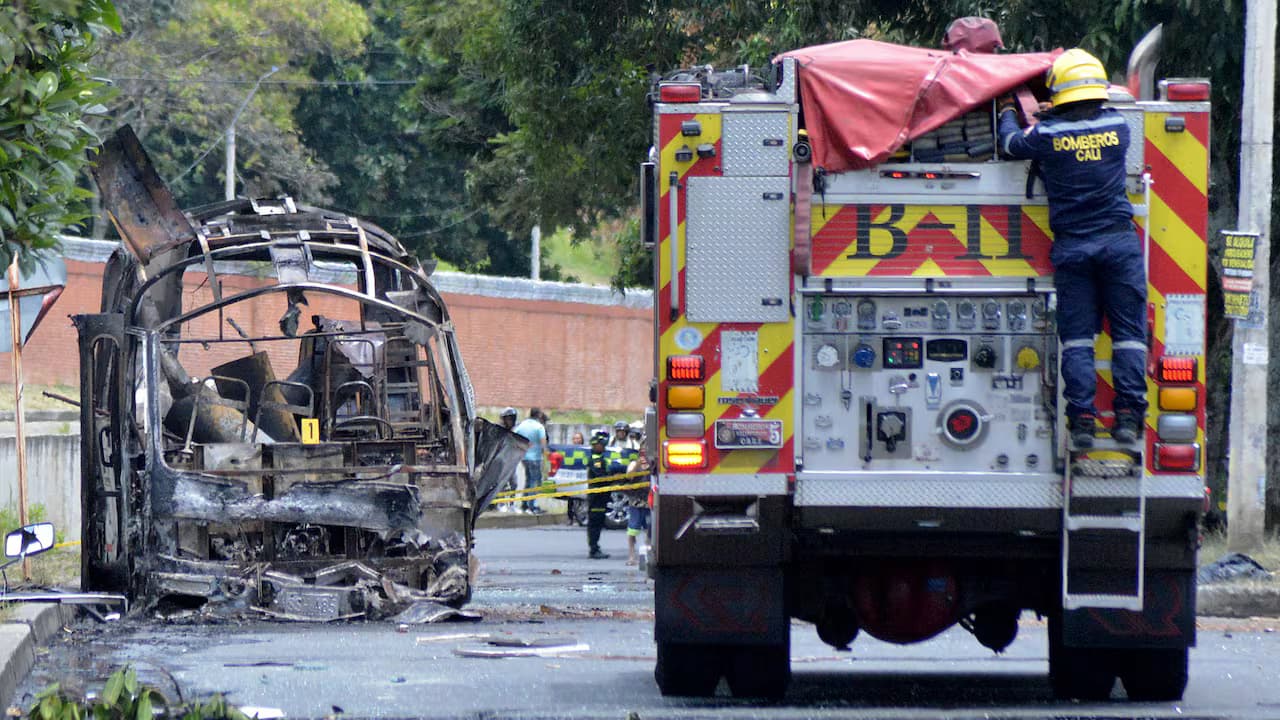Restos del bus bomba que explotó junto al Batallón Pichincha, en Cali, y un carro de bomberos