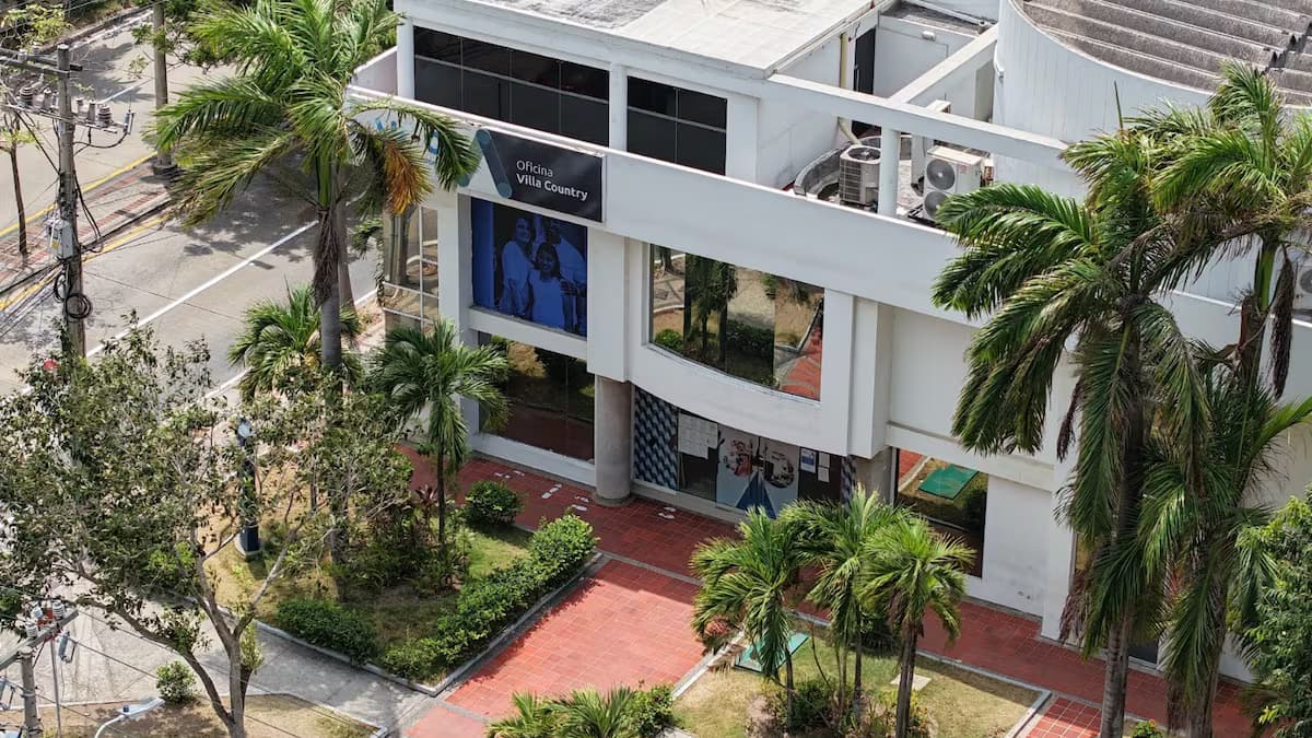 Vista aérea de una oficina de atención de Air-e rodeada de palmeras