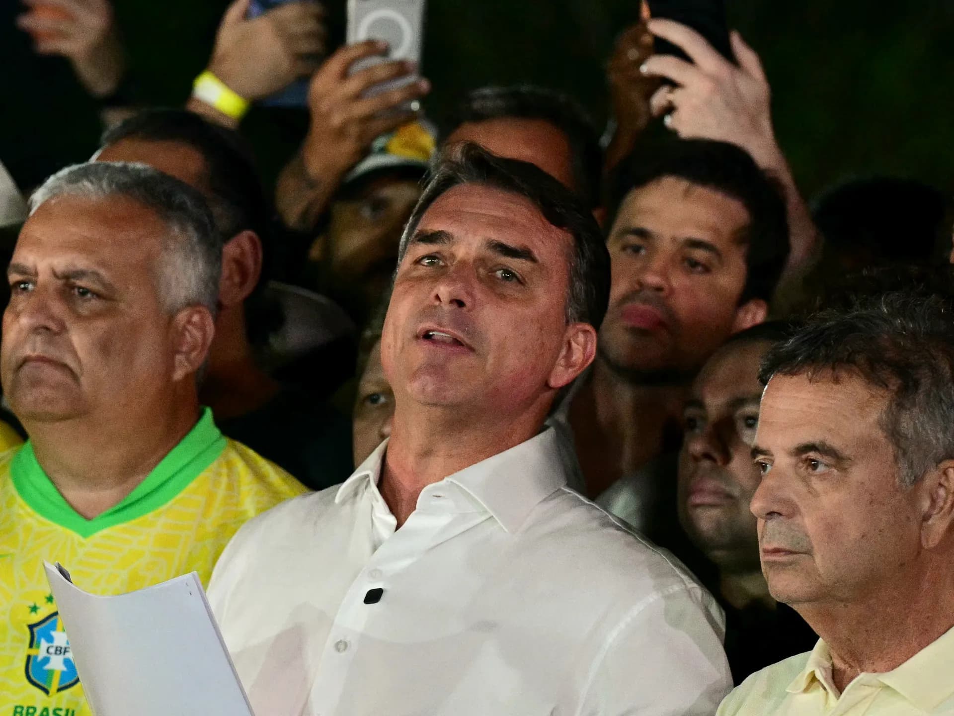 Flávio Bolsonaro entre simpatizantes durante un acto de campaña en Brasil