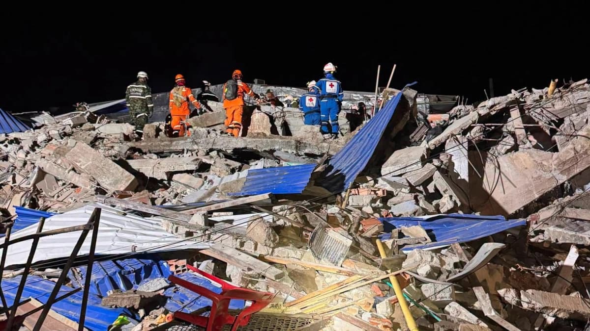 Organismos de socorro sobre los escombros de una edificación colapsada por el terremoto