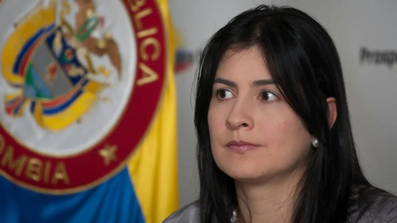 Carolina Soto habla con un micrófono en un foro, junto a un atril con el nombre de la Cámara Colombiana de la Infraestructura