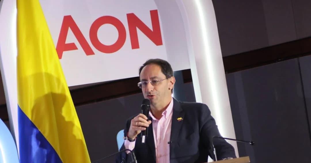El vicepresidente José Manuel Restrepo habla ante el congreso anual de generadores de energía, en Bogotá