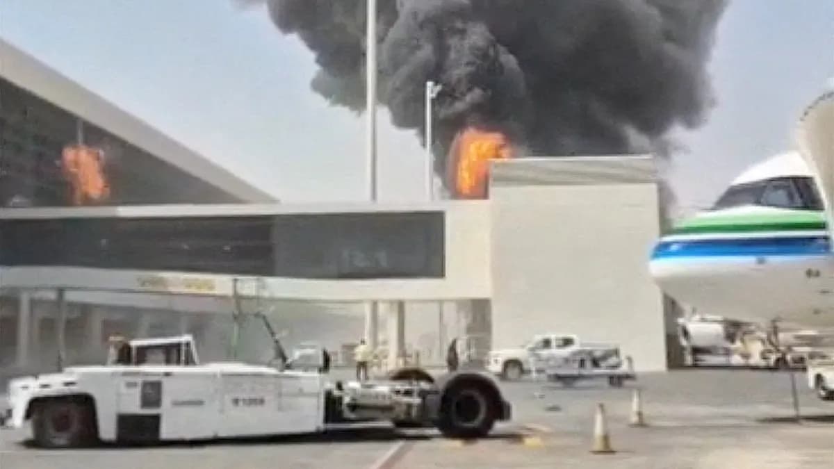 Llamas y humo negro en una terminal del aeropuerto Rey Jalid de Riad tras un ataque hutí