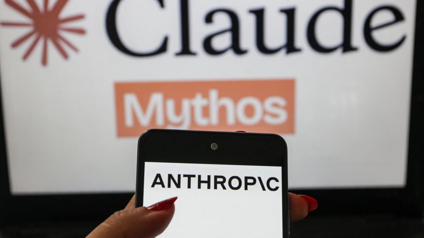 Un teléfono muestra el logotipo de Anthropic