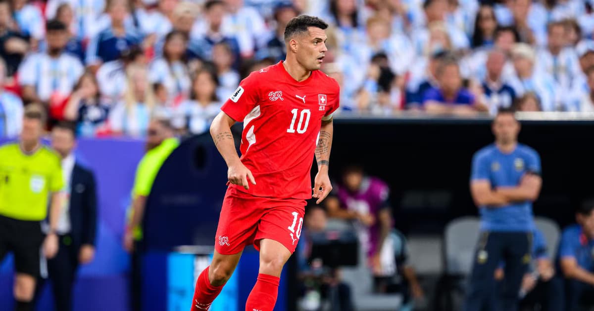 Granit Xhaka, con la camiseta roja número 10 de Suiza, durante un partido