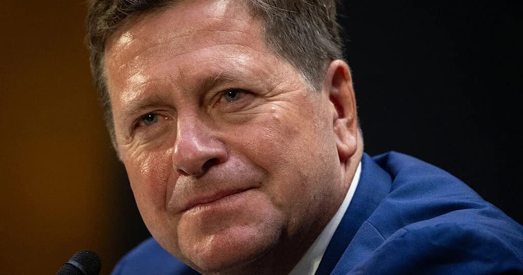 Jay Clayton, director de Inteligencia Nacional de Estados Unidos, frente a un micrófono