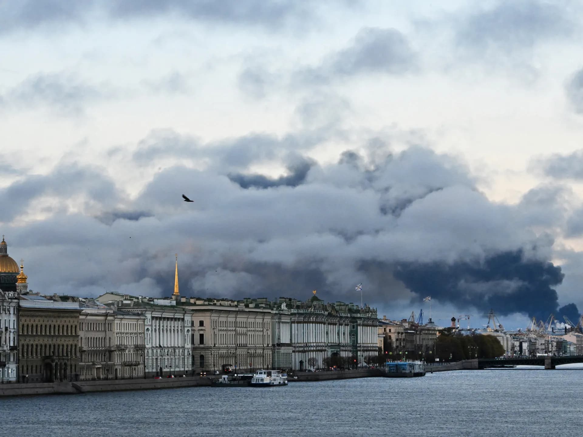 Columna de humo negro sobre el puerto de San Petersburgo, vista desde el río Nevá