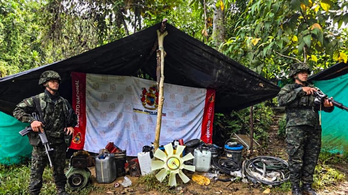 Soldados custodian los equipos hallados en la mina ilegal de la vereda El Ingenio, en San Rafael