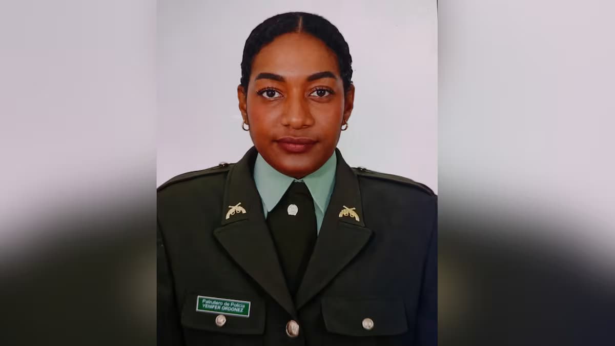 La patrullera Yenifer Yadira Ordóñez Valencia, con el uniforme de la Policía Nacional