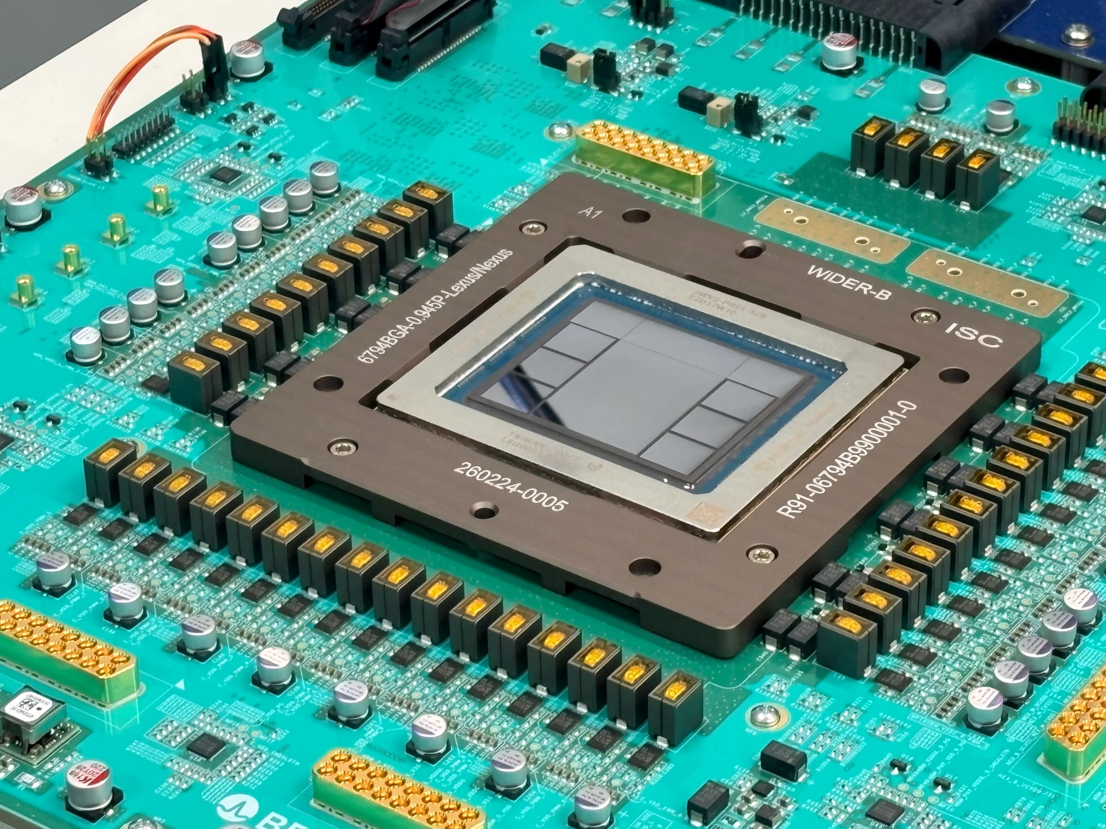 Primer plano del chip Jalapeño montado en su zócalo sobre una placa de circuito verde llena de componentes