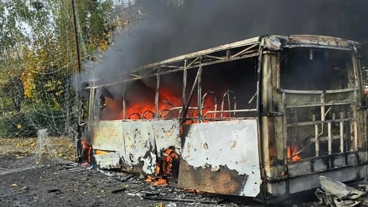 Un autobús en llamas, reducido a su estructura metálica, tras el ataque en Kramatorsk
