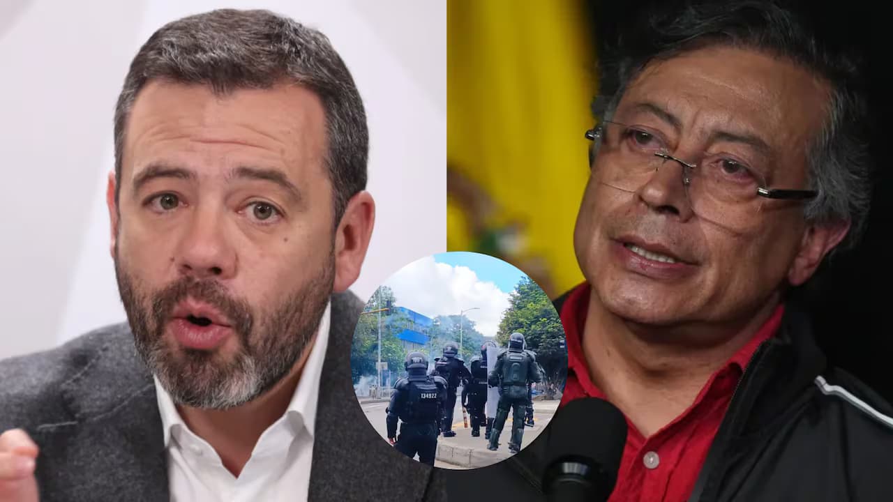 El alcalde Carlos Fernando Galán y el expresidente Gustavo Petro, con una imagen de la Policía en la protesta
