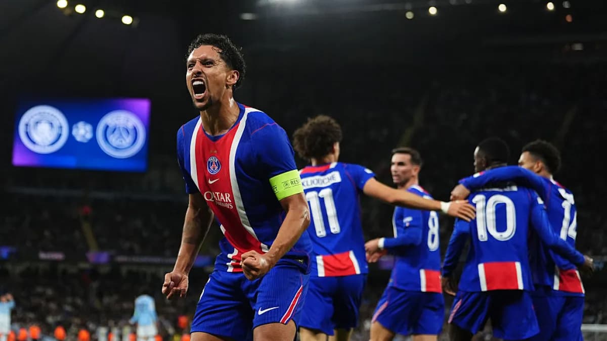 Marquinhos celebra con sus compañeros del PSG un gol ante el Manchester City en el Etihad Stadium