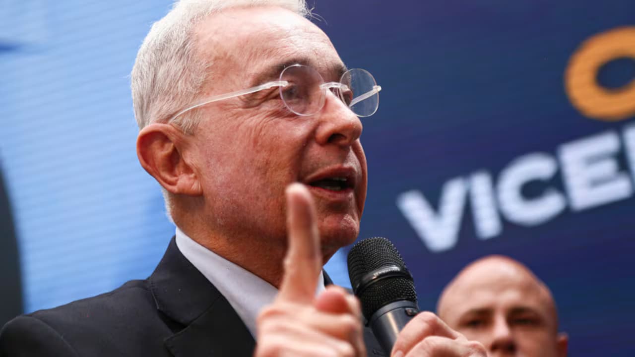 El expresidente Álvaro Uribe hablando ante un micrófono