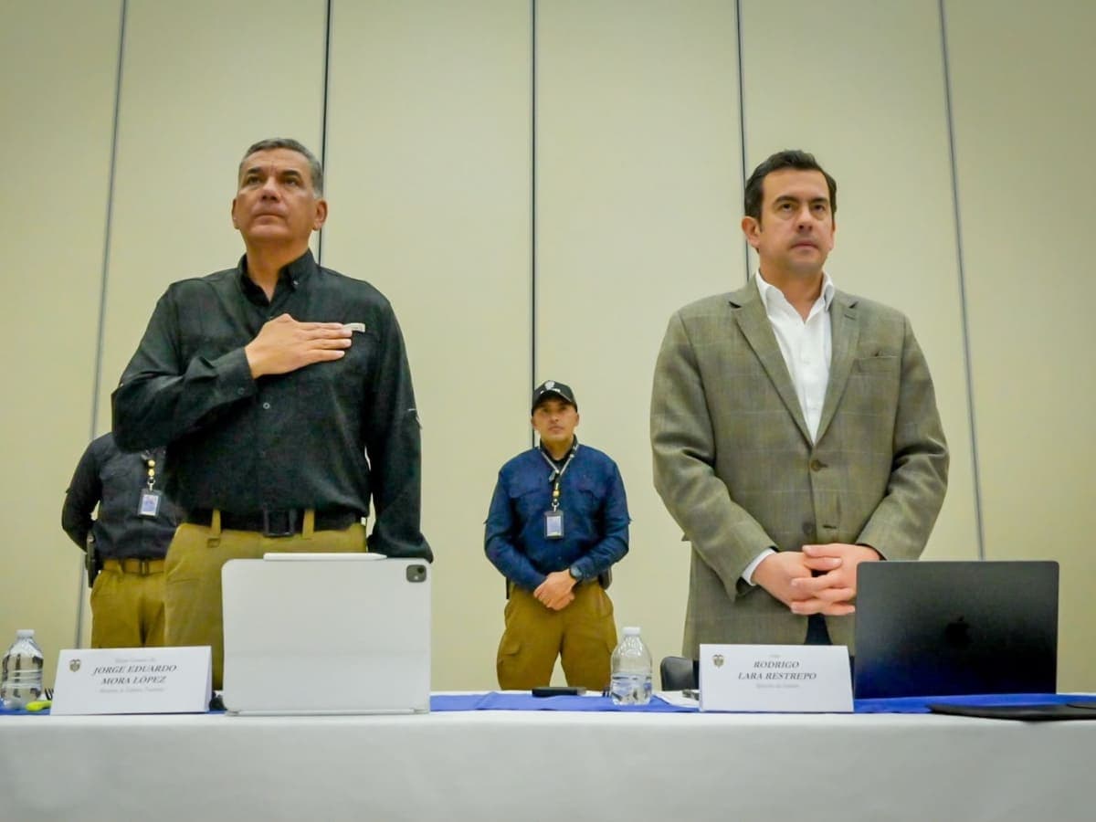 El ministro del Interior, Rodrigo Lara, y el ministro de Defensa, Jorge Eduardo Mora, en una mesa oficial