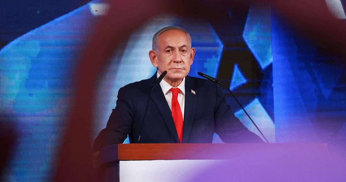 Benjamin Netanyahu, primer ministro de Israel, de pie frente a un atril durante un discurso