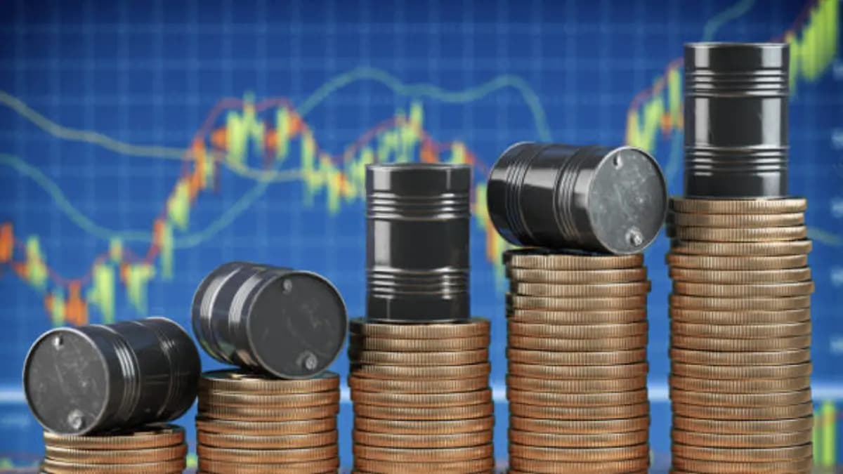 Barriles de petróleo sobre pilas de monedas