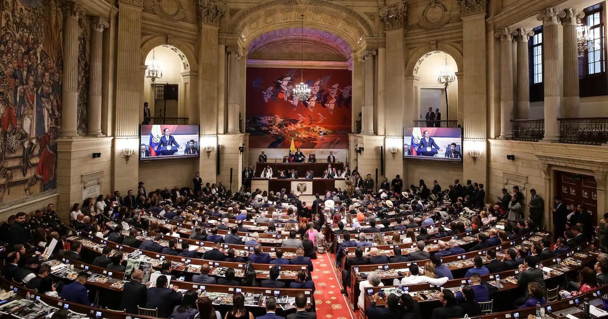Sesión plenaria en el salón elíptico del Capitolio con las curules ocupadas por congresistas