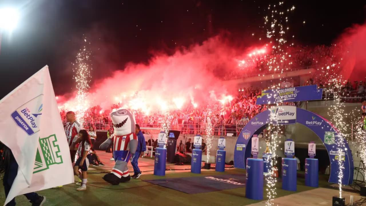 Balón sobre el césped de un estadio del fútbol colombiano