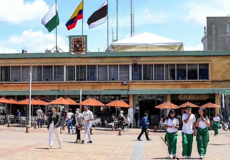 Estudiantes con uniforme caminan frente al Palacio Municipal de El Carmen de Viboral