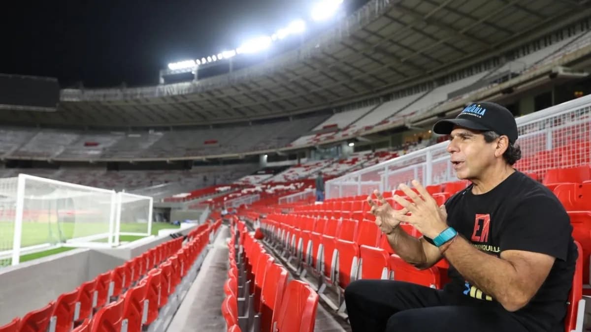 El alcalde Alejandro Char en la tribuna del estadio Metropolitano Roberto Meléndez, en Barranquilla