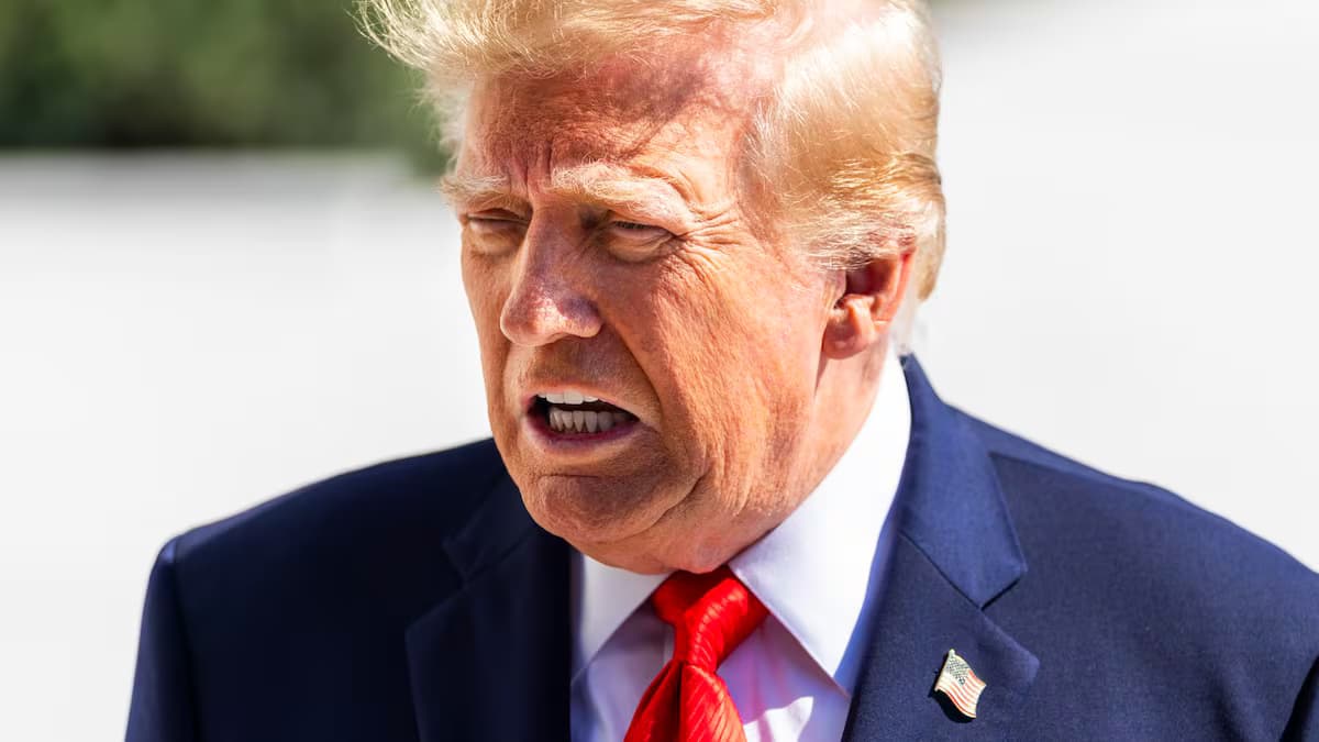 Donald Trump habla con periodistas a su salida de la Casa Blanca