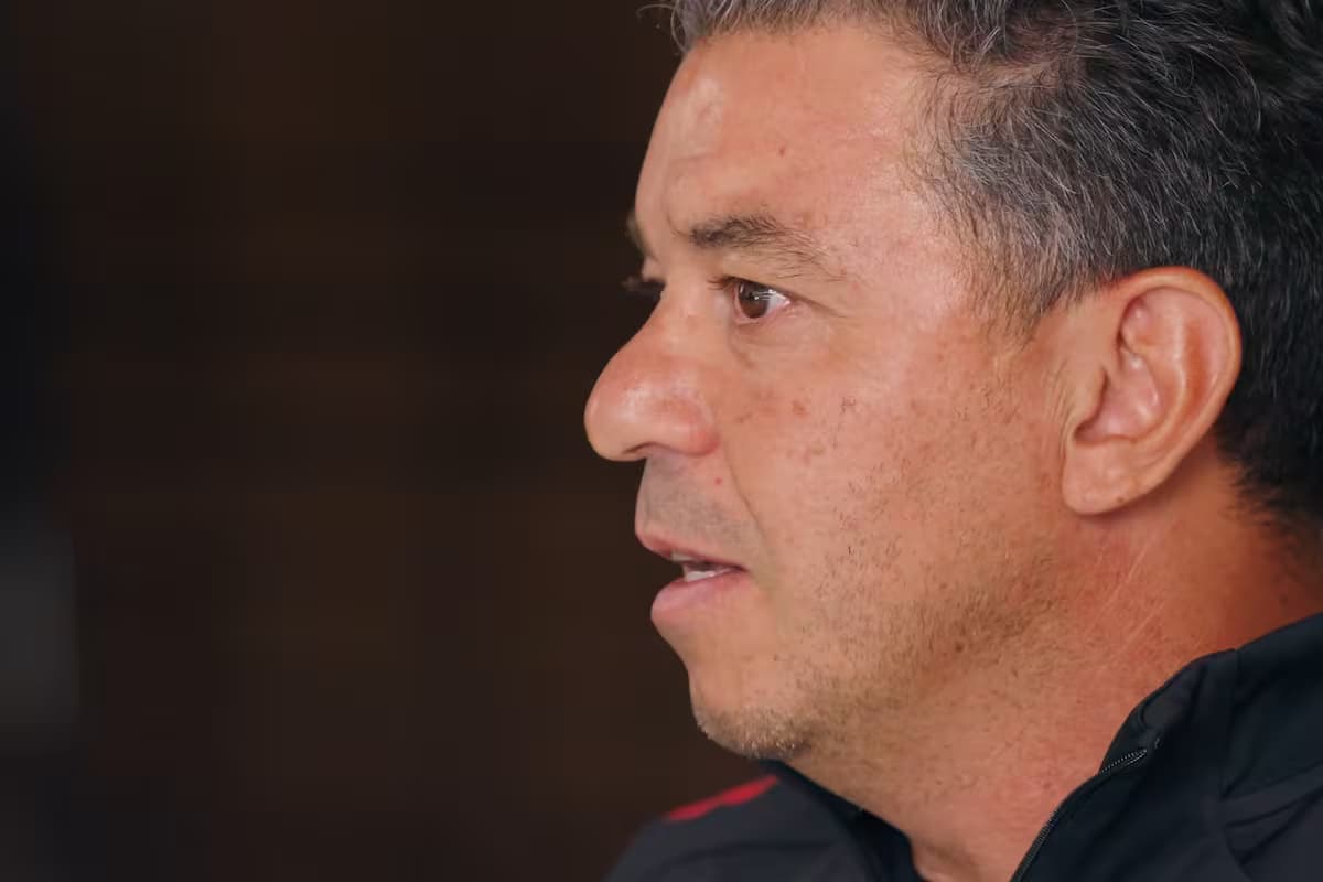 Primer plano de perfil del entrenador argentino Marcelo Gallardo