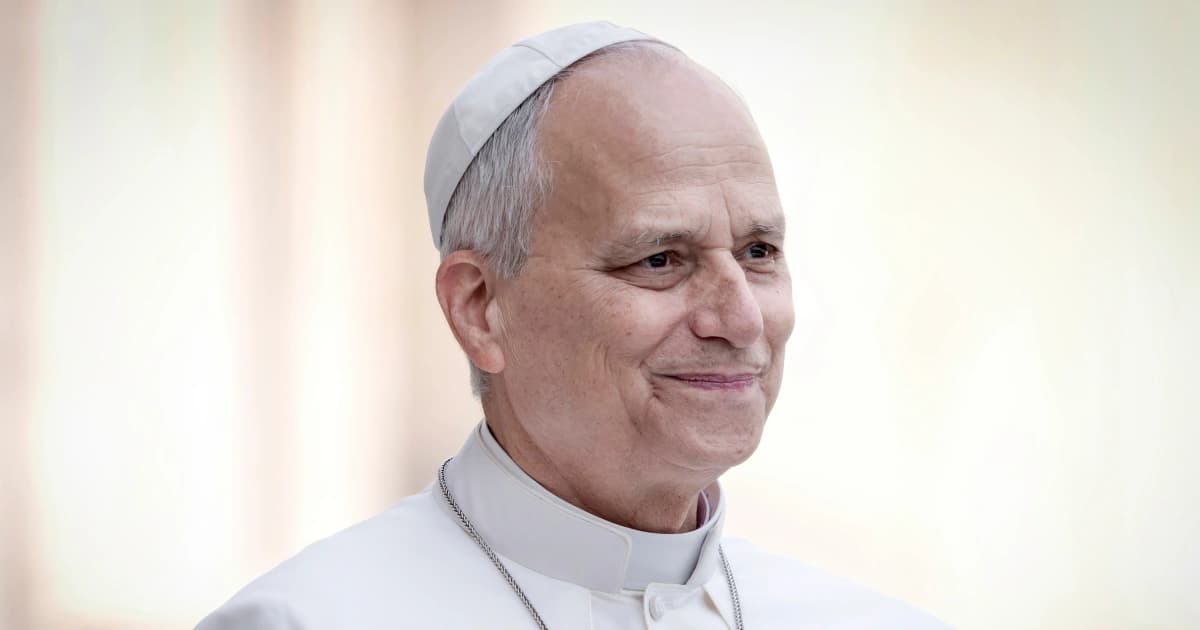 El papa León XIV, sonriente, con solideo y sotana blancos