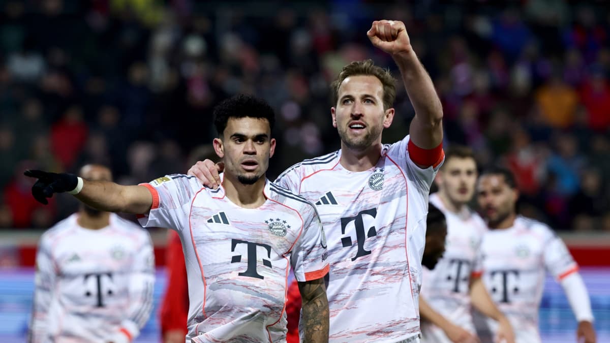 Harry Kane celebra un gol junto a Luis Díaz con la camiseta del Bayern Múnich