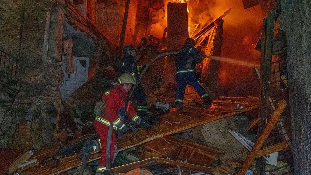 Bomberos ucranianos combaten las llamas entre los escombros de una edificación alcanzada por un ataque ruso