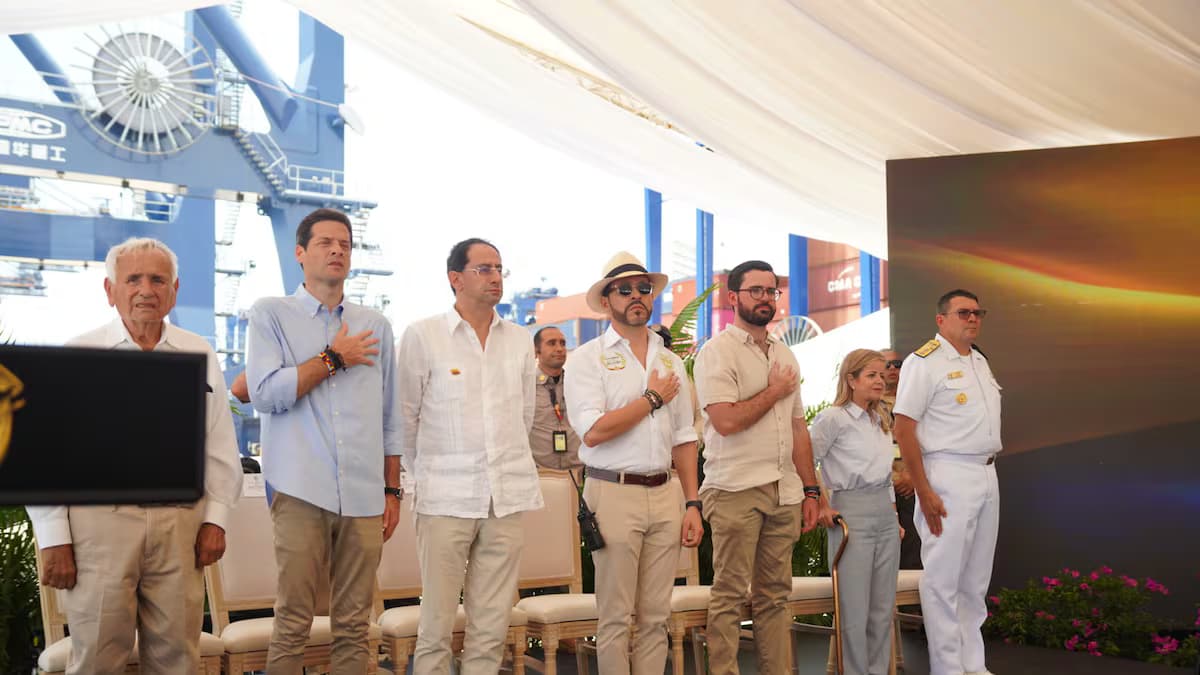 El presidente Abelardo de la Espriella, con parte de su gabinete, en el acto de presentación del decreto portuario en Cartagena.