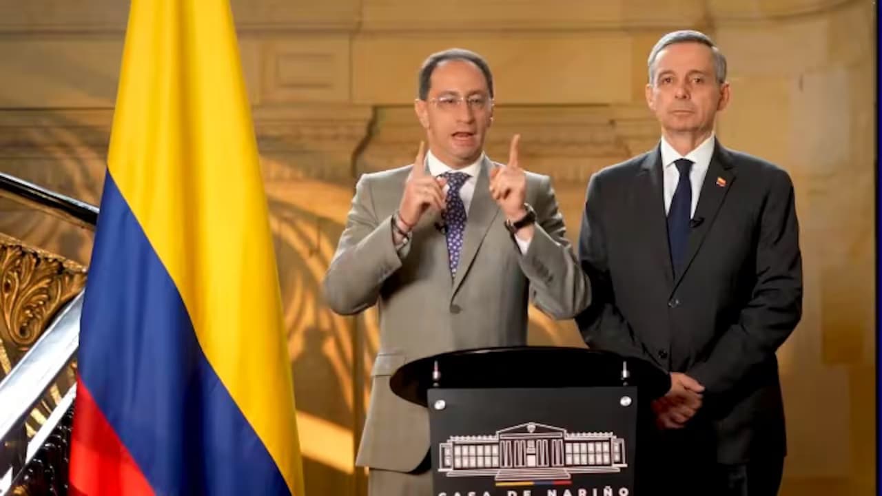 El vicepresidente José Manuel Restrepo habla en la Casa de Nariño junto al ministro de Hacienda, Miguel Gómez