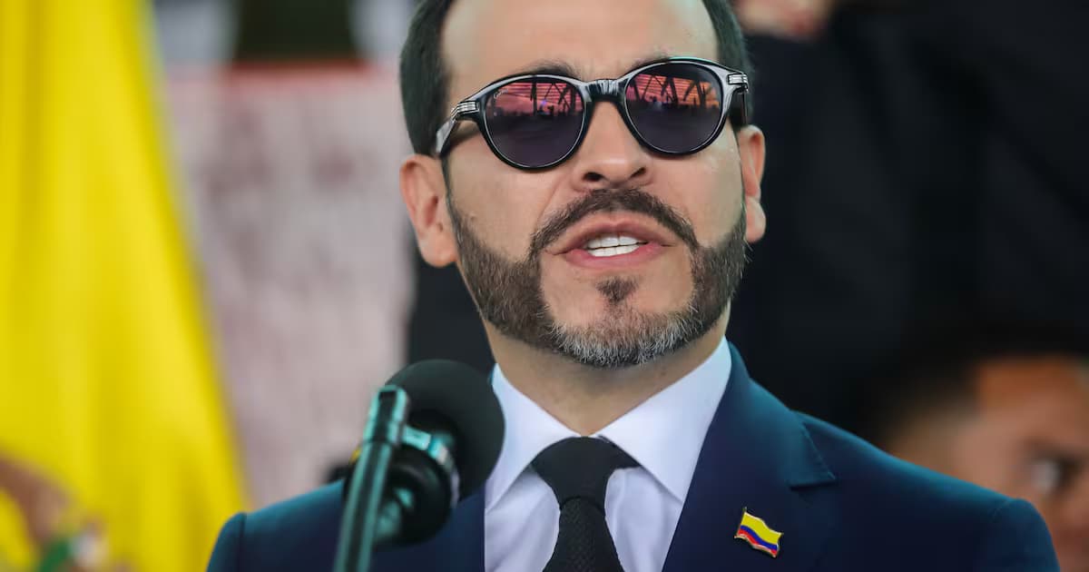 El presidente Abelardo de la Espriella habla frente a un micrófono, con gafas oscuras y la bandera de Colombia al fondo