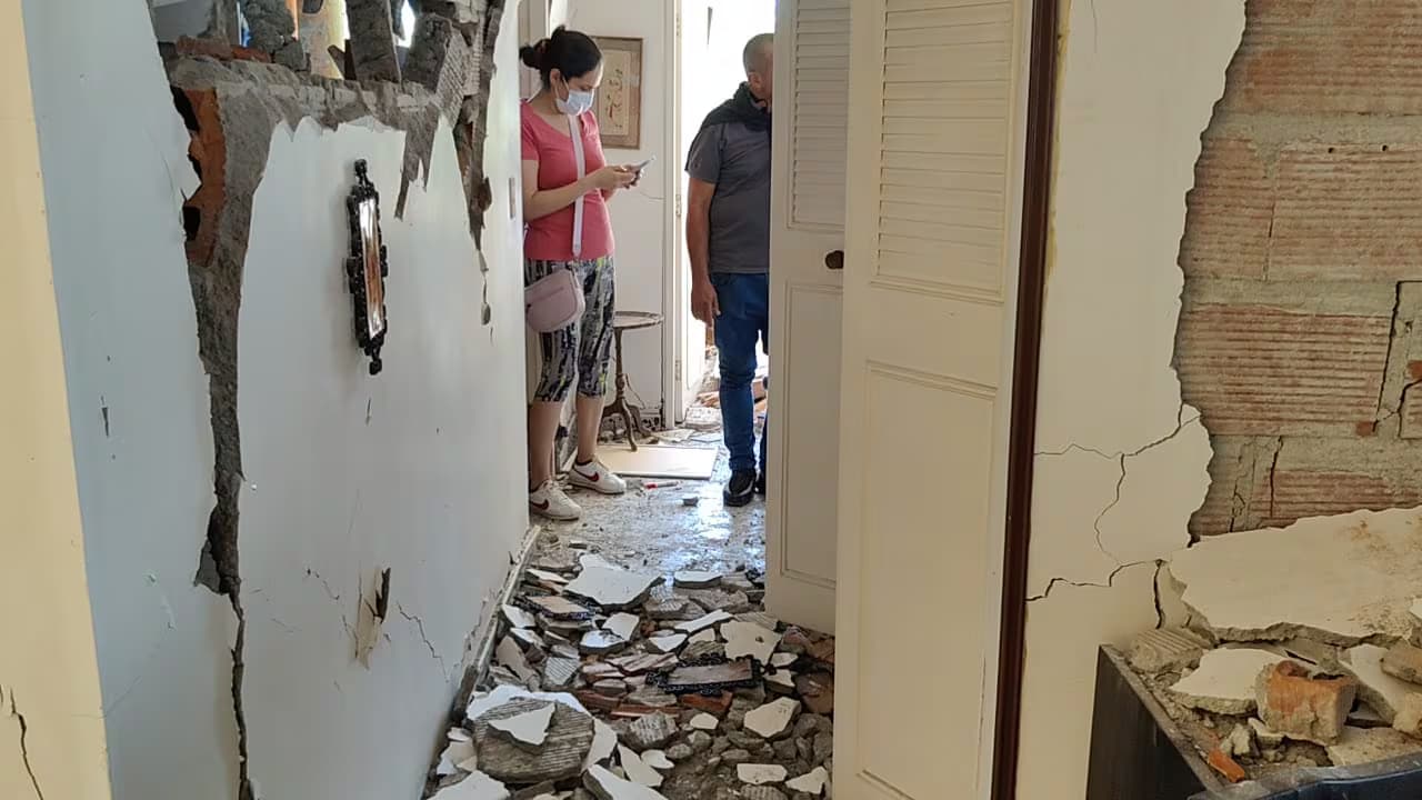 Daños en el interior de una vivienda tras el terremoto del 10 de agosto
