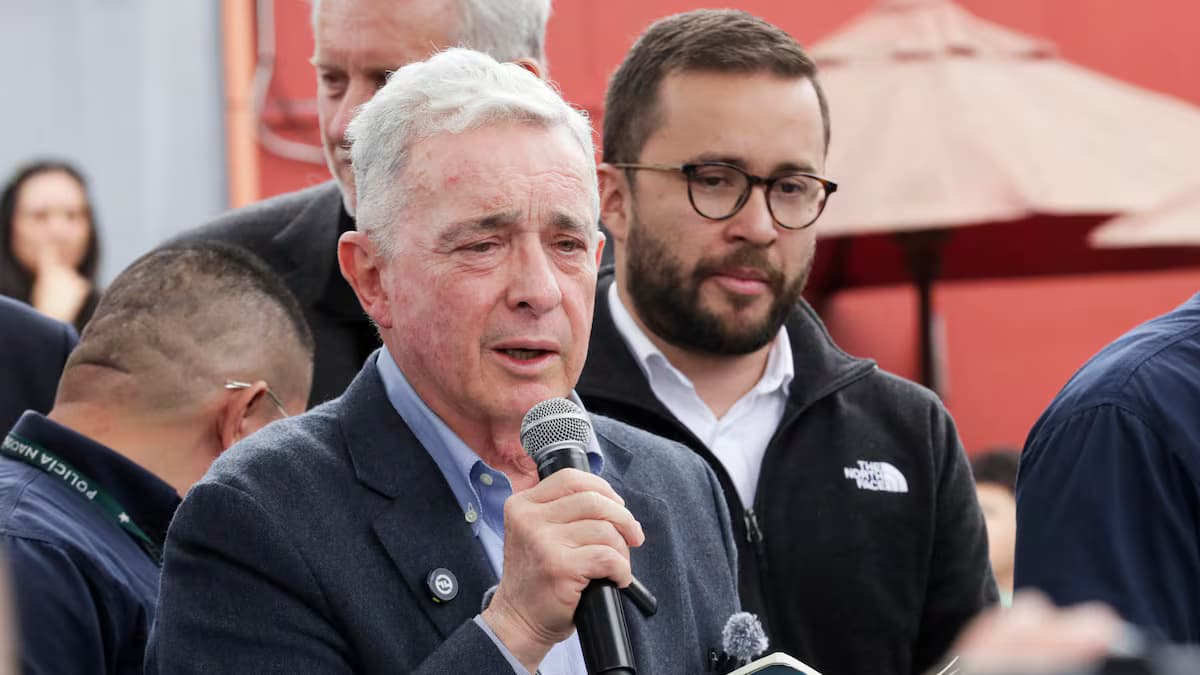 El expresidente Álvaro Uribe Vélez habla ante micrófonos en un acto público