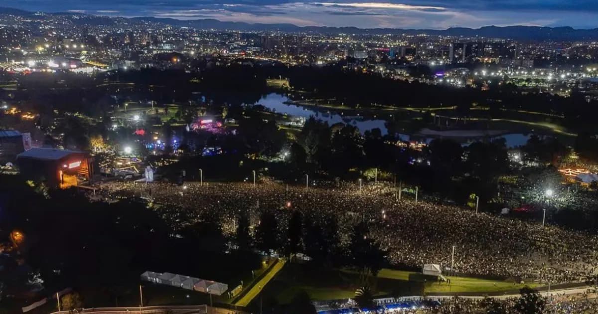 Vista aérea nocturna del parque Simón Bolívar lleno de público durante Rock al Parque