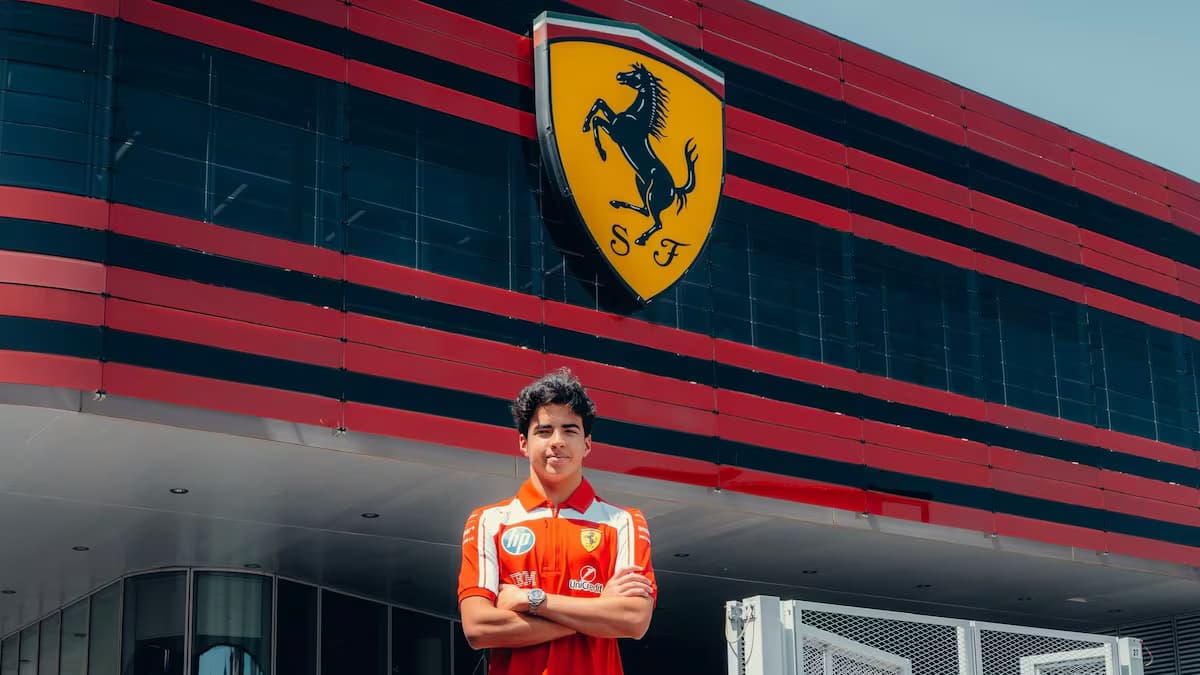 El piloto barranquillero Salim Hanna, con uniforme de Ferrari, frente a la sede de la escudería en Maranello