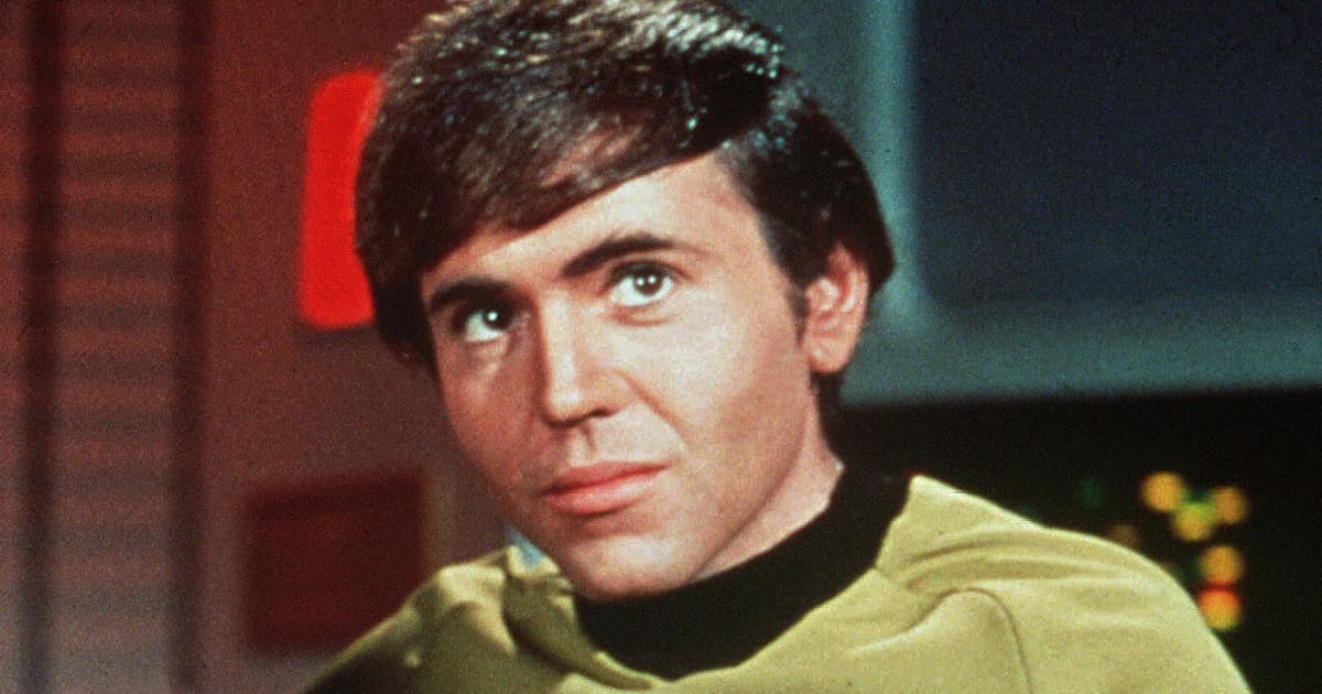 Walter Koenig caracterizado como Pavel Chekov en la serie original de «Star Trek»