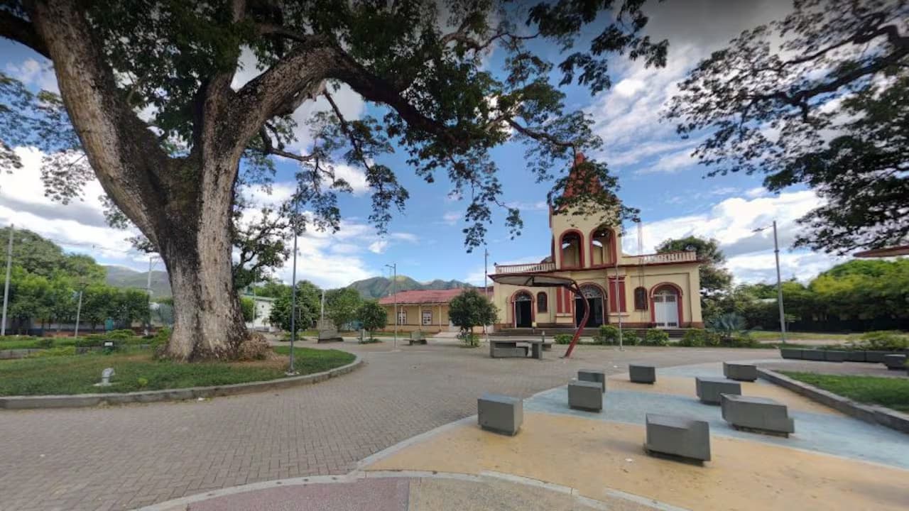 Parque principal de Ataco, Tolima, con la iglesia al fondo