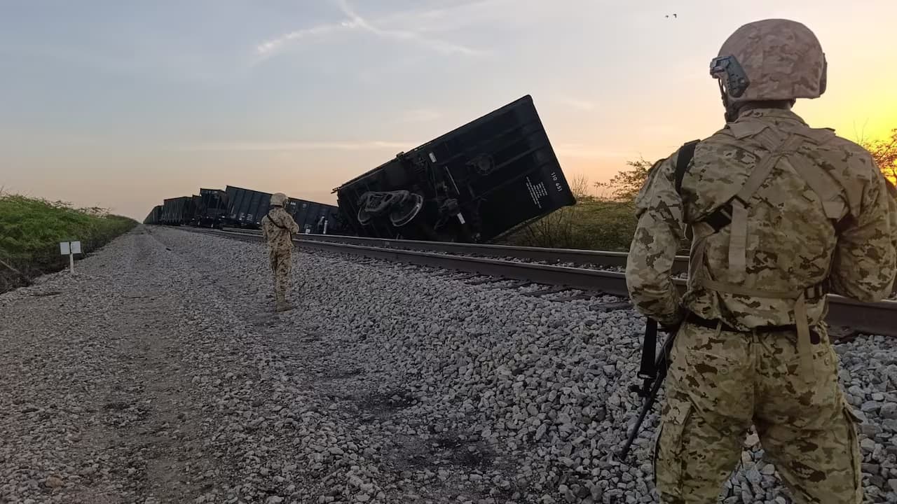 Vagones del tren del Cerrejón afectados por la explosión en la línea férrea de Uribia, La Guajira