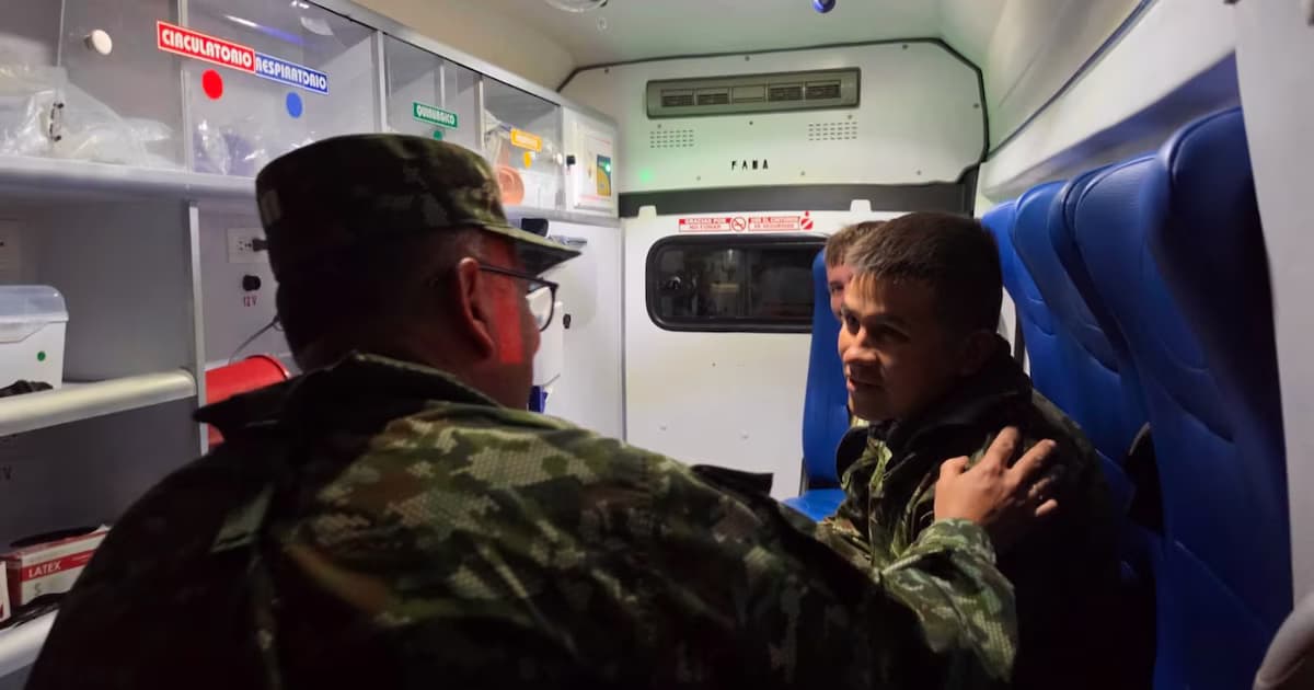 Un oficial del Ejército saluda a uno de los soldados evacuados dentro de una ambulancia