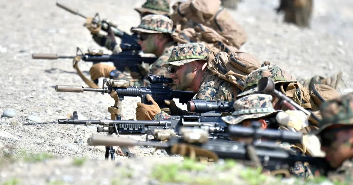 Militares estadounidenses en posición de tiro durante un entrenamiento