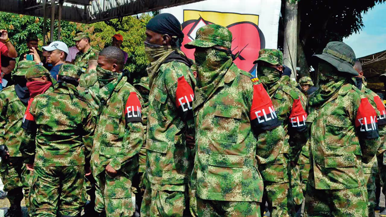 Integrantes del ELN con brazaletes de la guerrilla, en una imagen de archivo