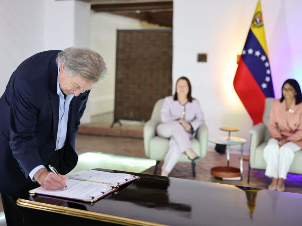 Jaime Gilinski firma el acuerdo en Caracas ante la presidenta encargada de Venezuela, Delcy Rodríguez